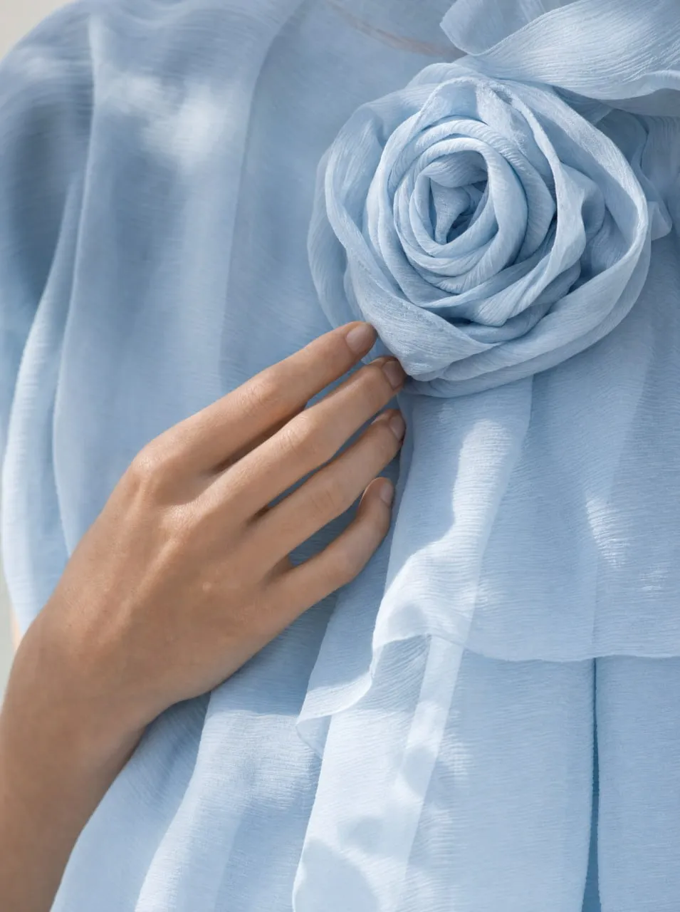تفصيلة قماش وردة رضاء — Redaa fabric rose detail